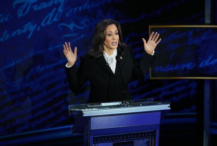Bà Harris đáp trả đanh thép trước cáo buộc "bà ấy chính là ông Biden" của cựu Tổng thống Trump. Ảnh: New York Times.