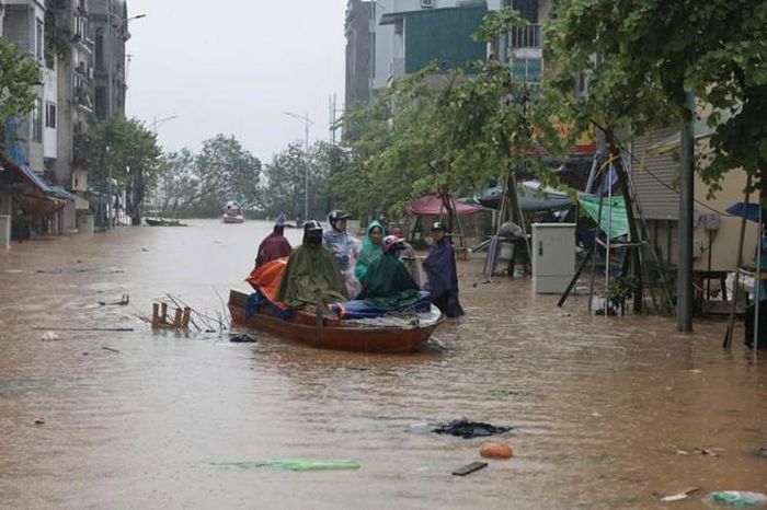 Sáng 11/9, nước sông Hồng đã gây ngập đường Chương Dương Độ, quận Hoàn Kiếm đến độ người dân lại có dịp "chèo thuyền" trên đường phố. Ảnh: Trần Việt - TTXVN