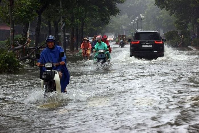 Đường 19/5, phường Văn Quán, quận Hà Đông đoạn qua khu vực hồ Văn Quán ngập nặng, sáng 11/9. Ảnh: Huy Hùng - TTXVN