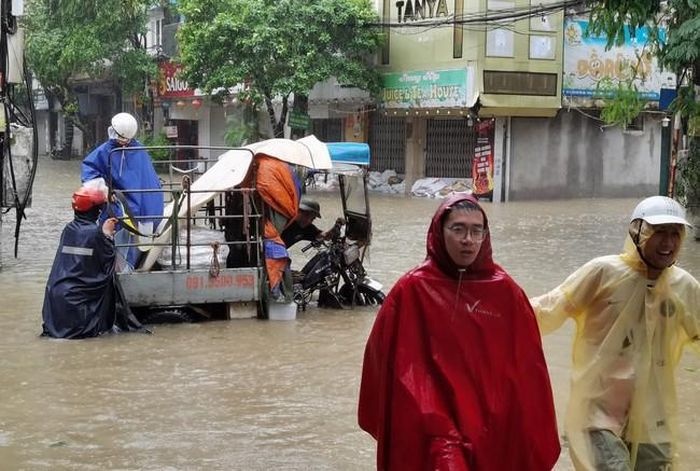 Bên cạnh sông Hồng, mấy ngày này, các quận nội thành Hà Nội có thêm một số "sông" không mong muốn nữa như "sông Tân Ấp", "sông Bạch Đằng", "sông Chương Dương Độ"... Ảnh: Thanh Tùng - TTXVN