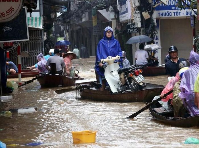 Hình ảnh những con đò dọc ngang trên "đường" ở phường Phúc Tân, quận Hoàn Kiếm như thế này đã hàng chục năm mới lặp lại (ảnh chụp lúc 14h10 ngày 11/9). Ảnh: An Đăng-TTXVN