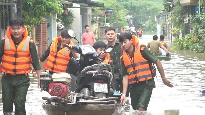 Lực lượng vũ trang giúp người dân xã Hiền Lương, huyện Hạ Hòa di chuyển tài sản cho nhân dân.