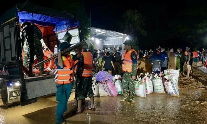 Huyện Đoan Hùng huy động hàng trăm cán bộ, chiến sĩ và người dân xã Hợp Nhất tham gia ứng cứu sự cố vỡ đê ở huyện Sơn Dương, tỉnh Tuyên Quang.