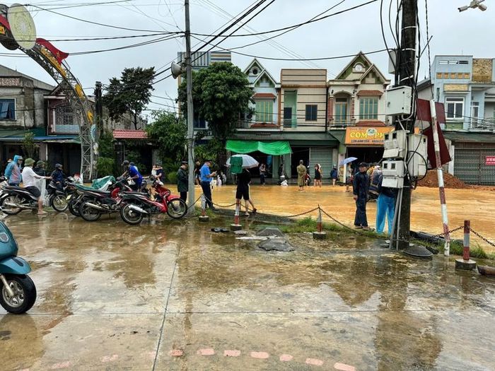 Nước lũ trên sông Hồng đã tràn qua đê gây ngập lụt nghiêm trọng cho một số xã tại huyện Hạ Hòa. Ảnh: Ngọc Phúc