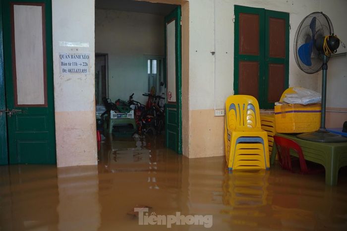  Đến hiện tại, đồ đạc đã được người dân nơi đây kê cao. 