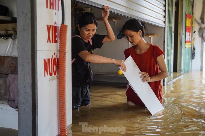  "Kinh hoàng, sáng ngủ dậy nhìn ra đường chỉ thấy nước. Chúng tôi đang cố gắng dọn dẹp, đưa đồ lên cao để về quê tránh lũ", chị Linh chia sẻ. 