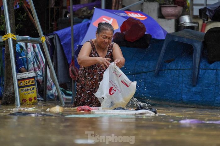  Bà Nguyễn Thị Định (Chương Dương Độ) cho biết, đây là lần ngập nhất sau hơn 20 năm bà sống tại đây. "Chỉ mong nước không dâng nữa, quá cao rồi, lo lắm tài sản và nhà cửa", bà Định cho biết. 
