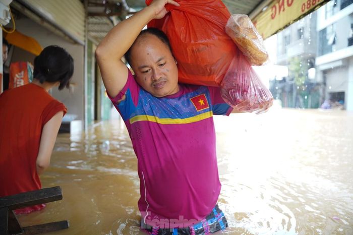  "Không nghĩ nước dâng nhanh như thế, hôm qua mới hơn 20cm mà sáng dậy ngập cả mét", một người dân chia sẻ. 
