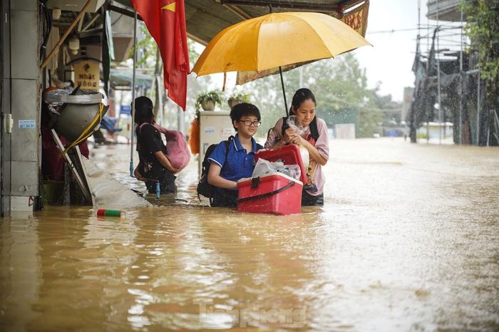  Thời tiết Hà Nội liên tục có mưa to, nước tiếp tục dâng. 