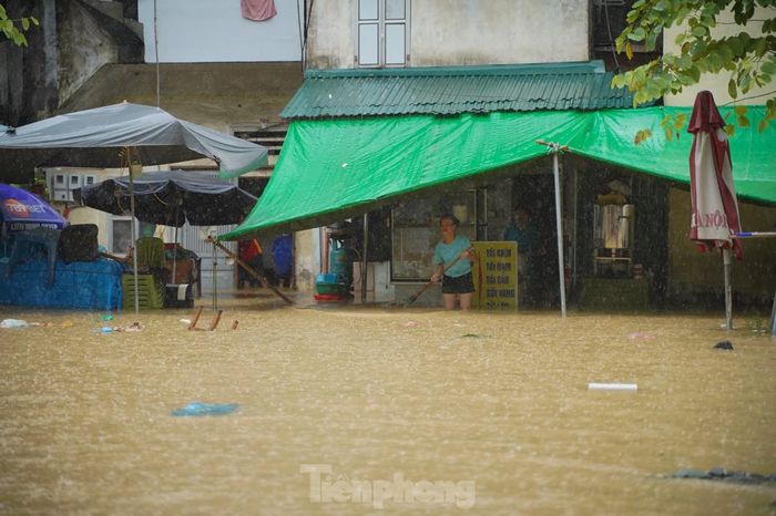  Toàn cảnh đường Chương Dương Độ sáng nay. 
