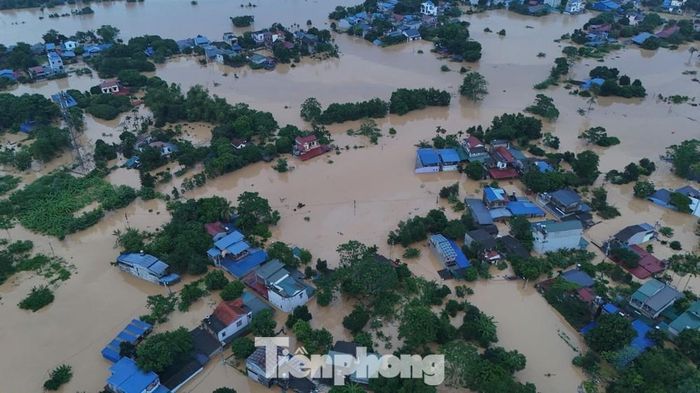 Nhà cửa chìm trong nước, nhiều nơi lũ xóa sổ nhà cửa hoàn toàn. 