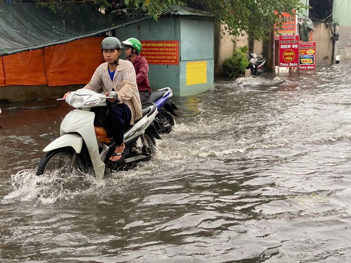 Nước ngập sâu khiến một số xe bị "chết máy".