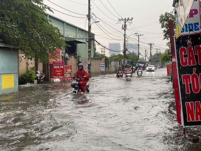 Đường Sinco như "hóa thành sông" sau cơn mưa nặng hạt. 