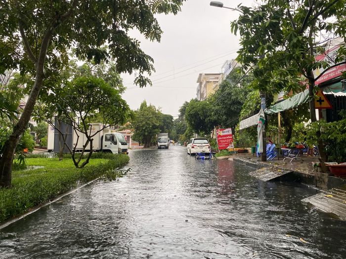 Ở gần đó, một số tuyến đường thuộc khu dân cư Nam Hùng Vương, quận Bình Tân cũng xảy ra tình trạng ngập úng. 