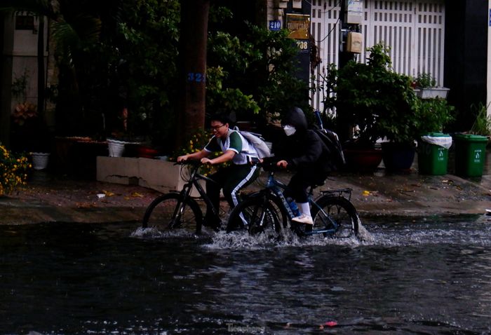  Theo ghi nhận của PV, một đoạn khoảng 500m đường Lê Cơ (quận Bình Tân) ngập sâu nửa bánh xe. 