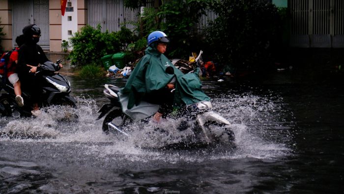 Nước ngập sâu làm các phương tiện di chuyển khó khăn. 