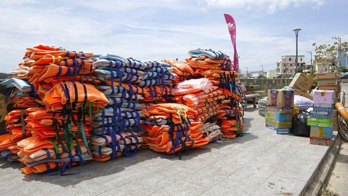 Các nhu yếu phẩm người dân quyên góp để gửi đến đồng bào bị thiệt hại do bão gây ra.