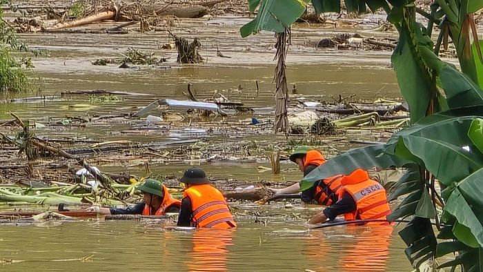 Lực lượng chức năng nỗ lực tìm kiếm trong điều kiện khó khăn.
