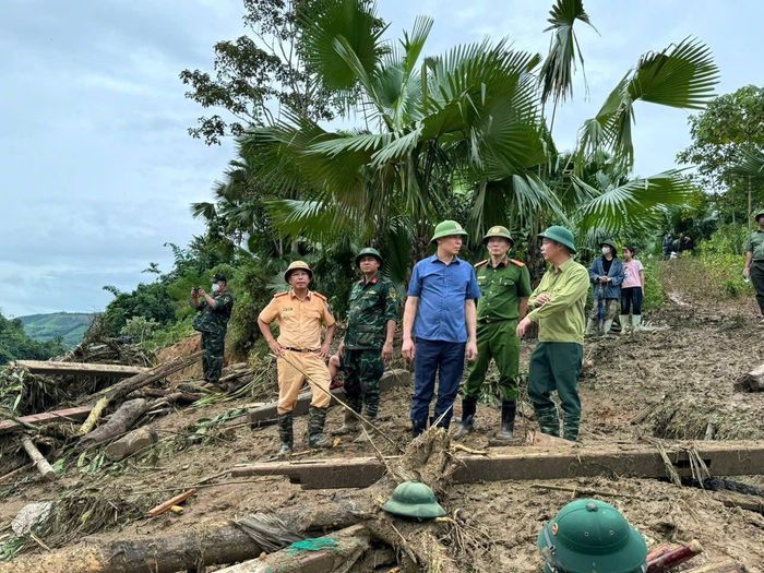 Đại tá Cao Minh Huyền, Giám đốc Công an tỉnh Lào Cai chỉ đạo tìm kiếm cứu hộ - cứu nạn.