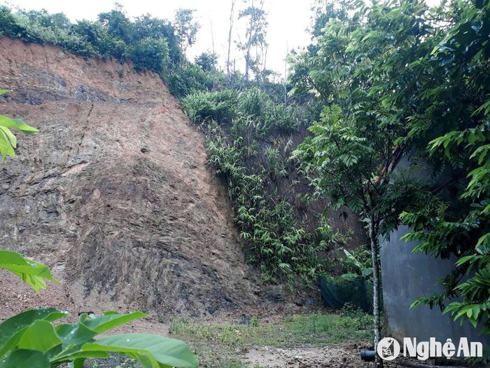 Khu vực có nguy cơ sạt lở ngay sát nhà dân. Ảnh: CSCC