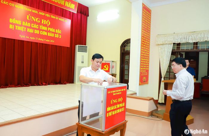 Bí thư Tỉnh ủy Thái Thanh Quý và Phó Bí thư Thường trực Tỉnh ủy Nguyễn Văn Thông ủng hộ đồng bào phía Bắc khắc phục hậu quả bão số 3. Ảnh: Thành Duy