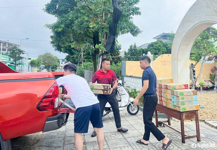 Nhóm thiện nguyện thị xã Thái Hòa huy động các nguồn hỗ trợ để vận chuyển đến người dân vùng thiên tai. Ảnh: CSCC