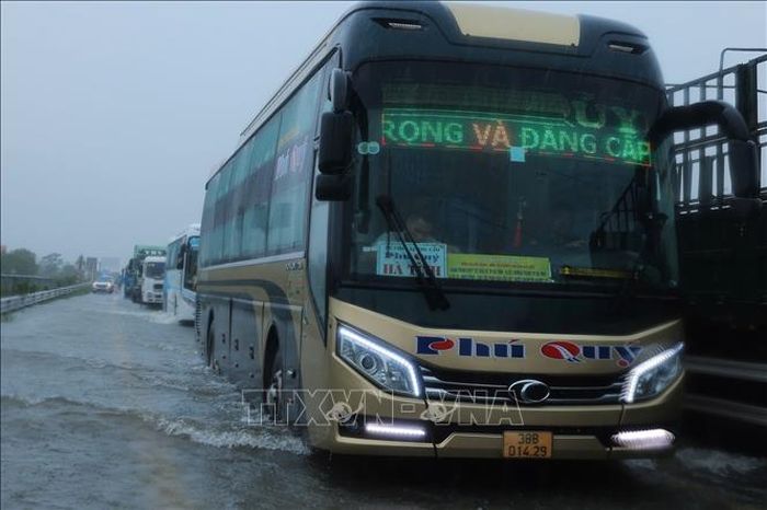 Các phương tiện di chuyển chậm qua đoạn ngập Km 191 + 500 trên cao tốc Pháp Vân - Cầu Giẽ (ảnh chụp lúc 10h30 ngày 11/9). Ảnh: Hoàng Hiếu/TTXVN