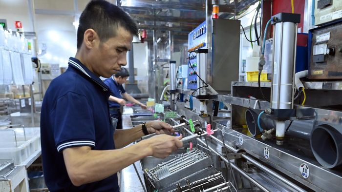 Nhiều công ty nước ngoài buộc phải đào tạo thêm cho nhân sự mới. Ảnh: Hoàng Anh