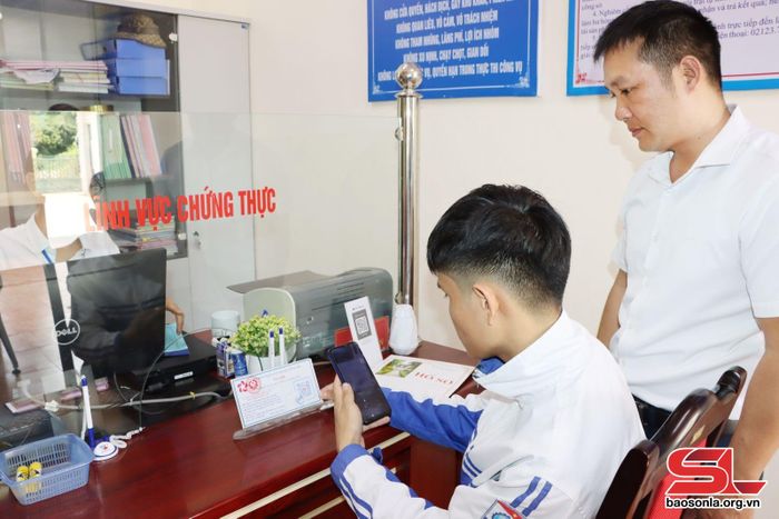 Quét mã QR đánh giá sự hài lòng của cán bộ, công chức tại Bộ phận tiếp nhận và trả kết quả xã Mường Lầm, huyện Sông Mã.