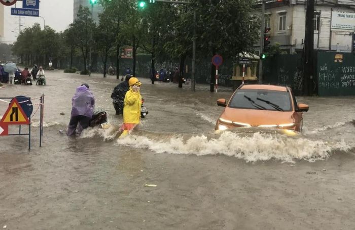Cần hạn chế lái xe điện qua vùng ngập nước để tăng tuổi thọ phương tiện. Ảnh minh họa.