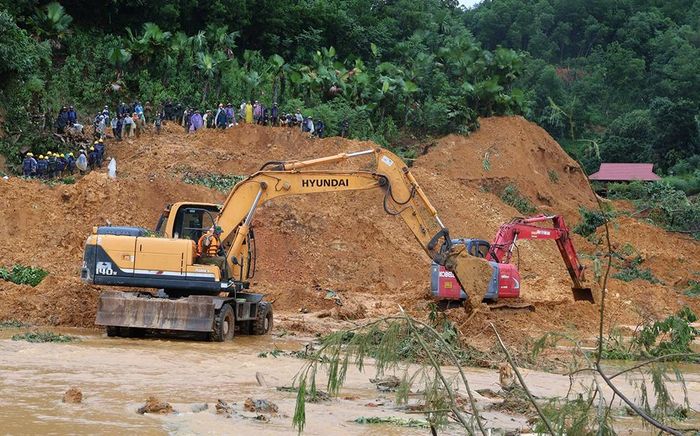 Phương tiện cơ giới được khẩn trương đưa vào cứu nạn sau trận sạt lở đất tại Yên Bái sáng 10/9. Ảnh: Báo Yên Bái.