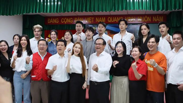 Các đại biểu và nghệ sỹ hô vang với khẩu hiệu “Miền Bắc cố lên”.