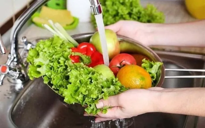 Trước tác động của mưa bão đối với sức khỏe con người, Cục An toàn thực phẩm (Bộ Y tế) cảnh báo, bão lụt và các thay đổi bất thường về thời tiết là những điều kiện thuận lợi cho thực phẩm dễ bị nhiễm vi sinh vật.