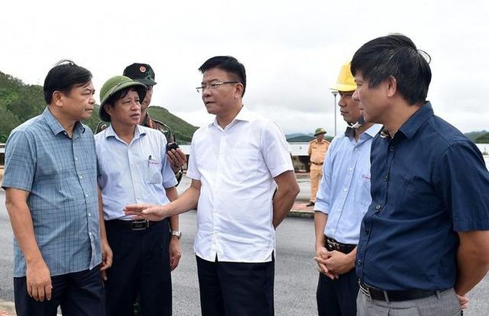 Phó Thủ tướng Lê Thành Long đặc biệt lưu ý, trong mọi tình huống, ưu tiên cao nhất luôn là sức khỏe, tính mạng của nhân dân. Ảnh: VGP/Đức Tuân.