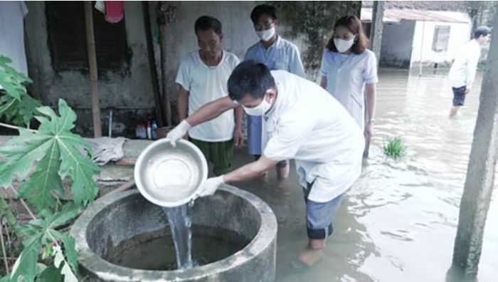 Xuất cấp viên sát khuẩn Aquatabs để đảm bảo an toàn sức khỏe, vệ sinh môi trường trong mùa bão lũ. Ảnh: ITN