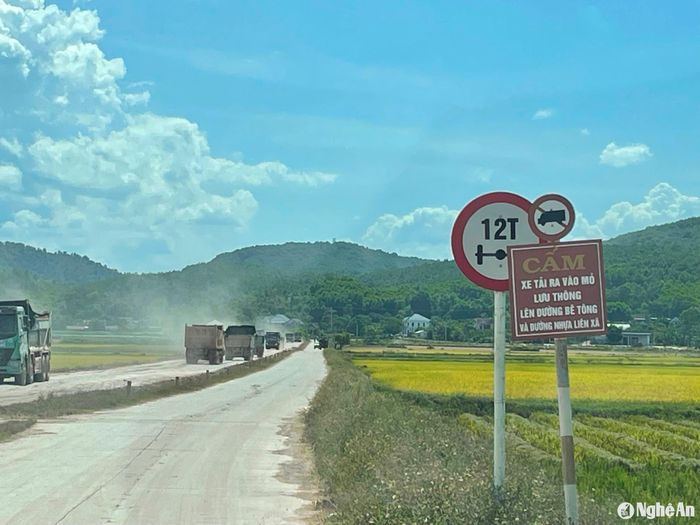 Đoạn đường bê tông được chính quyền địa phương gắn biển cấm xe tải chở đất lưu thông. Ảnh: Tiến Đông