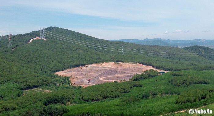 Mỏ đất của Công ty TNHH Hoàng Phúc nhìn từ trên cao. Ảnh: Tiến Đông