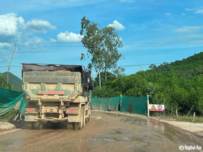 Do xe tải nặng nên con đường từ các mỏ đất đi ra đã bị hư hỏng và thường xuyên ô nhiễm nên bị người dân phản ứng. Ảnh: Tiến Đông