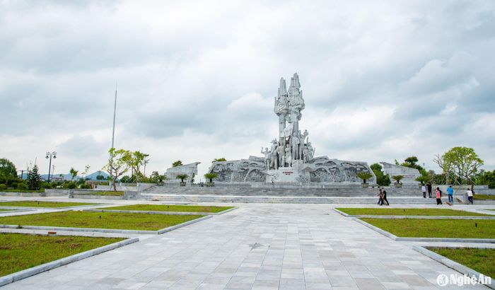 Tượng đài công nông ở Quảng trường Xô viết Nghệ Tĩnh (thị trấn Hưng Nguyên). Ảnh: Minh Quân