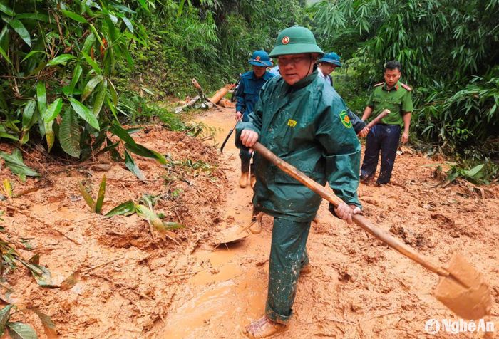 Cán bộ, chiến sĩ Đồn Biên phòng Keng Đu tham gia khắc phục sạt lở tuyến đường trên địa bàn bản Huồi Viêng sáng 12/9. Ảnh: Anh Bách