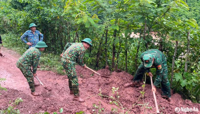 Cán bộ, chiến sĩ Đồn Biên phòng Mỹ Lý tham gia khắc phục sạt lở trên địa bàn xã. Ảnh: Anh Bách