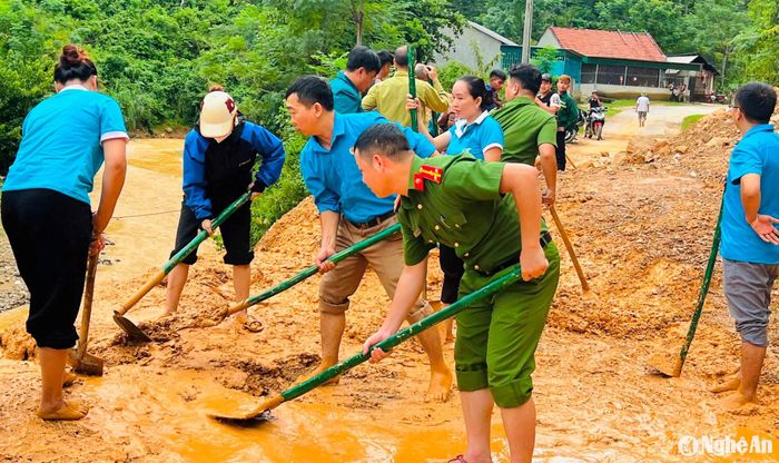 Các lực lượng khắc phục sạt lở tại bản Minh Tiến, xã Lượng Minh (Tương Dương). Ảnh: Đình Tuân