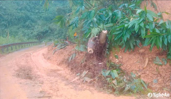 Đường qua trung tâm xã Huồi Tụ đã thông xe sáng 12/9. Ảnh: CSCC