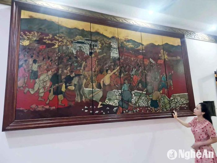 Bức tranh vẽ cao trào Xô viết Nghệ Tĩnh được trưng bày tại Bảo tàng Xô viết Nghệ Tĩnh. Ảnh: Thanh Quỳnh