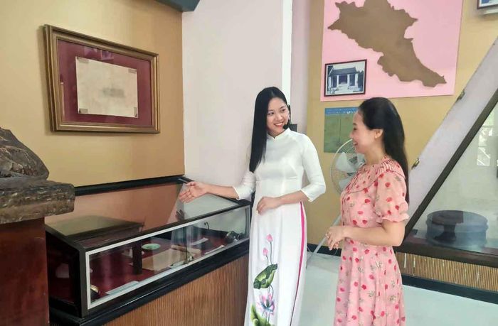 Du khách nghe thuyết minh về cách in truyền đơn trong phong trào Xô viết Nghệ Tĩnh Tại bảo tàng Xô viết Nghệ Tĩnh. Ảnh: Thanh Quỳnh