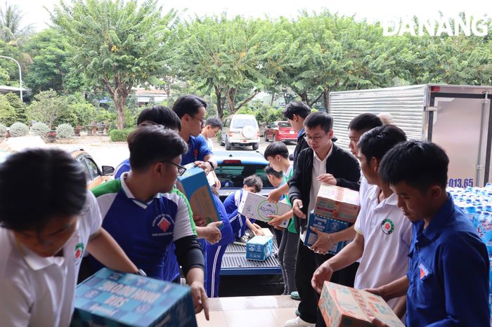 Đông đảo đoàn viên, thanh niên cùng người dân thành phố hướng về bà con vùng lũ.