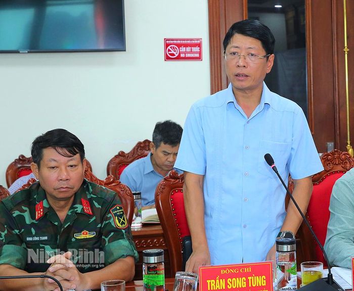 Đồng chí Phó Chủ tịch UBND tỉnh Trần Song Tùng phát biểu tại hội nghị.