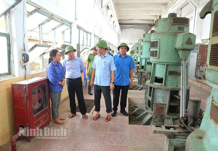 Đồng chí Chủ tịch UBND tỉnh và Đoàn công tác kiểm tra việc vận hành tại Trạm bơm Gia Viễn.