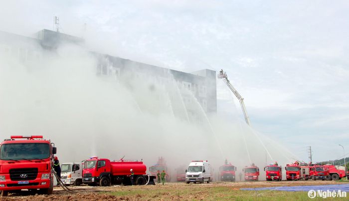Huy động tổng lực phương tiện dập tắt đám cháy trong thời gian sớm nhất. Ảnh: Quang An
