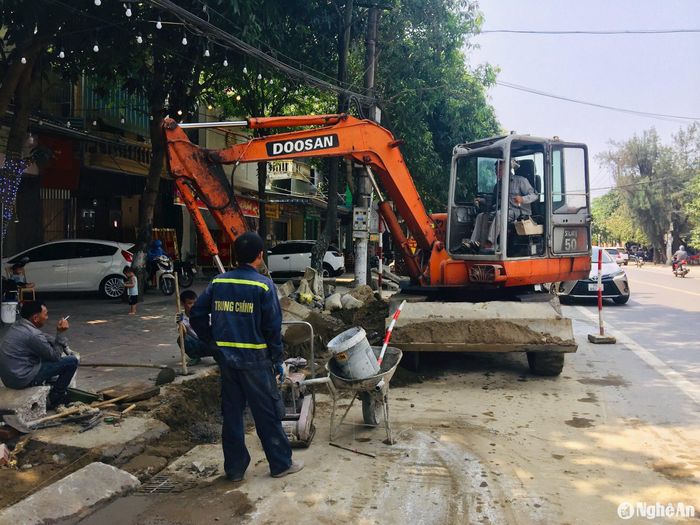 Nhà thầu thi công chỉnh trang vỉa hè sau khi làm mương thoát trên đường Trường Chinh, phường Đội Cung. Ảnh: Nguyễn Hải